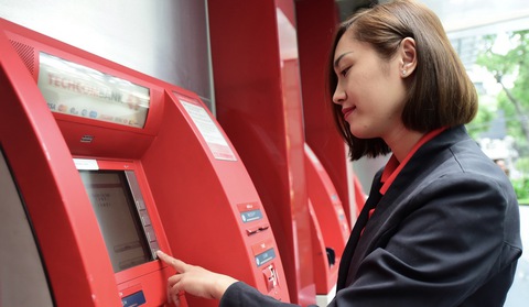 Ngân hàng vào cuộc đua hút khách mở thẻ - Ảnh 1. Ngân hàng vào cuộc đua hút khách mở thẻ - Ảnh 1.