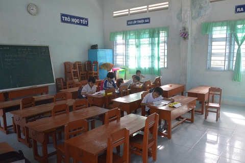 Phụ huynh cho con nghỉ học để phản đối ghép lớp - Ảnh 1. Phụ huynh cho con nghỉ học để phản đối ghép lớp - Ảnh 1.