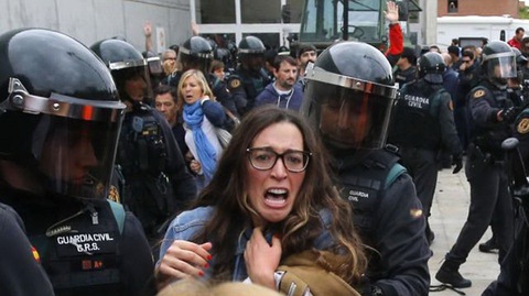 Catalonia muốn rời Tây Ban Nha, chung quy cũng chuyện tiền nong - Ảnh 1. Catalonia muốn rời Tây Ban Nha, chung quy cũng chuyện tiền nong - Ảnh 1.