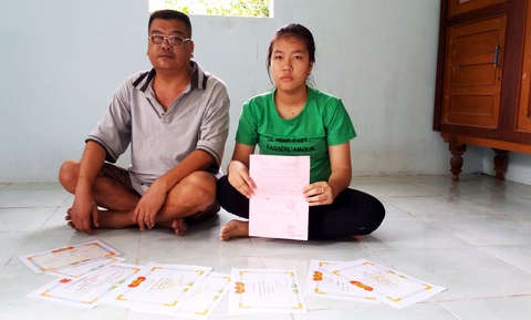 Mẹ bỏ, cha mù, chị đi làm thuê lo cho em ăn học - Ảnh 1. Mẹ bỏ, cha mù, chị đi làm thuê lo cho em ăn học - Ảnh 1.