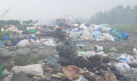 Bãi rác thải công nghiệp trái phép tồn tại hơn 6 năm - Ảnh 1. Bãi rác thải công nghiệp trái phép tồn tại hơn 6 năm - Ảnh 1.