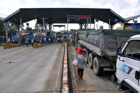 Tài xế buộc nhân viên thu phí nhận tiền lẻ, quốc lộ 1 kẹt cứng - Ảnh 13. Tài xế buộc nhân viên thu phí nhận tiền lẻ, quốc lộ 1 kẹt cứng - Ảnh 13.