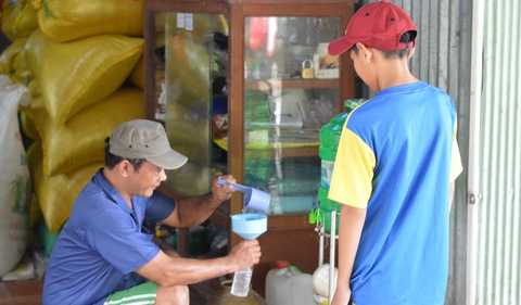 Bắt con đi mua rượu, có phạm pháp? - Ảnh 1. Bắt con đi mua rượu, có phạm pháp? - Ảnh 1.