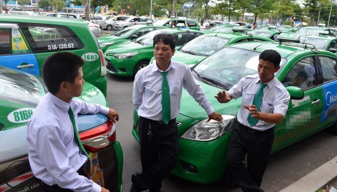 Taxi truyền thống nỗ lực cải tiến để trụ lại trước Grab, Uber - Ảnh 1. Taxi truyền thống nỗ lực cải tiến để trụ lại trước Grab, Uber - Ảnh 1.
