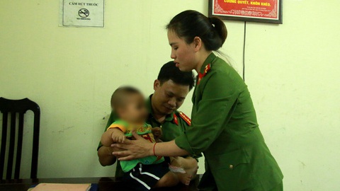 Để nhận cháu bé bị bỏ rơi, người thân cần xét nghiệm ADN - Ảnh 1. Để nhận cháu bé bị bỏ rơi, người thân cần xét nghiệm ADN - Ảnh 1.