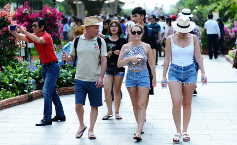 Phê bình giám đốc Sở Du lịch vì đề xuất thu tiền du khách qua đêm - Ảnh 1. Phê bình giám đốc Sở Du lịch vì đề xuất thu tiền du khách qua đêm - Ảnh 1.