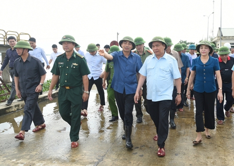 Hủy mọi cuộc họp, Thủ tướng thị sát, chỉ đạo hộ đê tại Ninh Bình - Ảnh 1. Hủy mọi cuộc họp, Thủ tướng thị sát, chỉ đạo hộ đê tại Ninh Bình - Ảnh 1.
