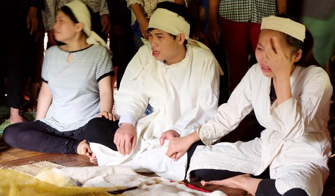 Nửa quả đồi ụp xuống, xóm Khanh đẫm nước mắt - Ảnh 1. Nửa quả đồi ụp xuống, xóm Khanh đẫm nước mắt - Ảnh 1.