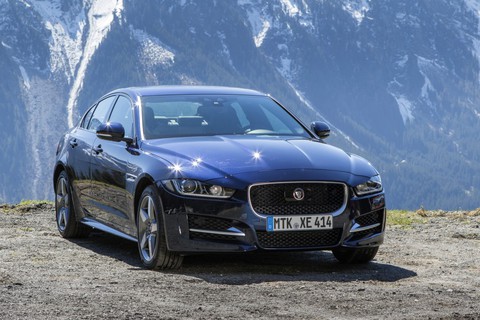 Jaguar XE 2018: ghế sau thích hợp cho trẻ và thú cưng - Ảnh 1. Jaguar XE 2018: ghế sau thích hợp cho trẻ và thú cưng - Ảnh 1.
