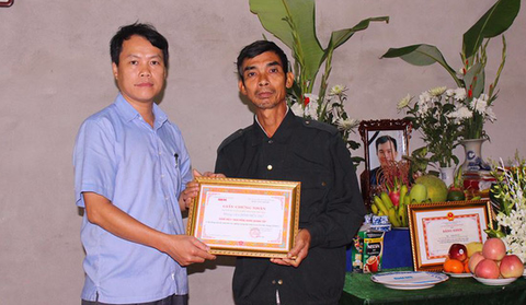 Truy tặng danh hiệu Bạn đồng hành quanh tôi cho phóng viên Đinh Hữu Dư - Ảnh 1. Truy tặng danh hiệu Bạn đồng hành quanh tôi cho phóng viên Đinh Hữu Dư - Ảnh 1.