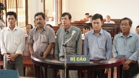 5 nhân viên phá đầm tôm bà Ánh Ngọc tiếp tục hầu tòa - Ảnh 1. 5 nhân viên phá đầm tôm bà Ánh Ngọc tiếp tục hầu tòa - Ảnh 1.