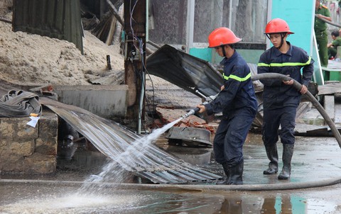 Cháy suốt đêm, kho chứa nông sản 5.000m2 ở Bình Định bị thiêu rụi - Ảnh 2. Cháy suốt đêm, kho chứa nông sản 5.000m2 ở Bình Định bị thiêu rụi - Ảnh 2.