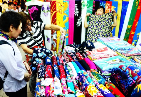 Rộn ràng gấm lụa may áo dài ngày Nhà giáo - Ảnh 3. Rộn ràng gấm lụa may áo dài ngày Nhà giáo - Ảnh 3.