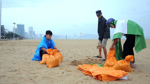 Nha Trang: người lo lắng, kẻ thờ ơ chống bão - Ảnh 1. Nha Trang: người lo lắng, kẻ thờ ơ chống bão - Ảnh 1.