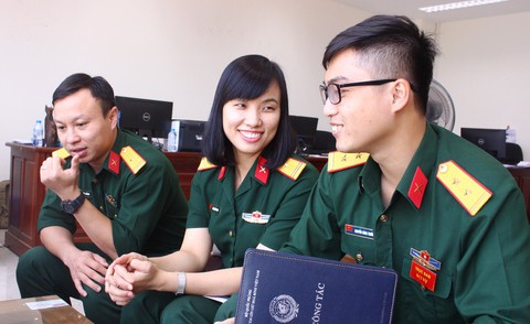 Trò chuyện với nữ sĩ quan “mũ nồi xanh” đầu tiên của Việt Nam - Ảnh 1. Trò chuyện với nữ sĩ quan “mũ nồi xanh” đầu tiên của Việt Nam - Ảnh 1.
