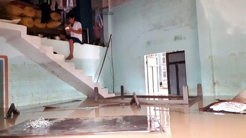 Còn 16.000 ngôi nhà ở rốn lũ Đại Lộc ngập, 2 người chết - Ảnh 8. Còn 16.000 ngôi nhà ở rốn lũ Đại Lộc ngập, 2 người chết - Ảnh 8.