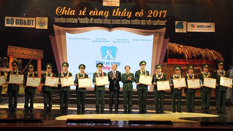 Thầy giáo quân hàm xanh ở Sốp Cộp - Ảnh 1. Thầy giáo quân hàm xanh ở Sốp Cộp - Ảnh 1.