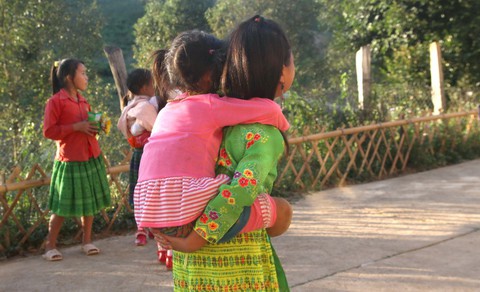 Hai chân con rụng rồi, quen rồi, con muốn đi học - Ảnh 1. Hai chân con rụng rồi, quen rồi, con muốn đi học - Ảnh 1.