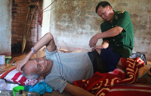 Bác sĩ áo xanh vùng biên: được thương như người nhà - Ảnh 1. Bác sĩ áo xanh vùng biên: được thương như người nhà - Ảnh 1.