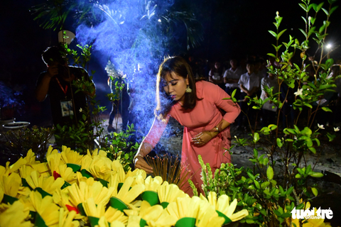Hát bên mộ phần của đóa hướng dương Lê Thanh Thúy - Ảnh 1. Hát bên mộ phần của đóa hướng dương Lê Thanh Thúy - Ảnh 1.