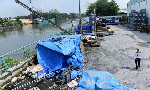 Hàng trăm cảng sông bỗng dưng chết đứng - Ảnh 1. Hàng trăm cảng sông bỗng dưng chết đứng - Ảnh 1.