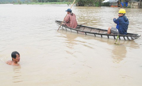 Vớt được thi thể phụ nữ bị lũ cuốn ở Phú Yên - Ảnh 1. Vớt được thi thể phụ nữ bị lũ cuốn ở Phú Yên - Ảnh 1.