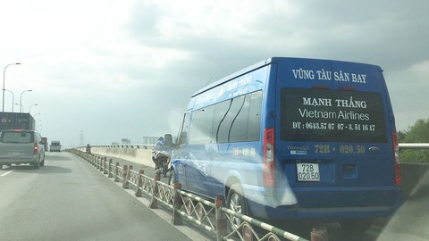 Xe khách chạy hỗn, dân bức xúc yêu cầu phạt nguội - Ảnh 1. Xe khách chạy hỗn, dân bức xúc yêu cầu phạt nguội - Ảnh 1.