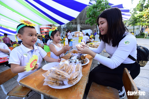 Nụ cười và giọt nước mắt trong Ngày hội Hoa hướng dương - Ảnh 12. Nụ cười và giọt nước mắt trong Ngày hội Hoa hướng dương - Ảnh 12.