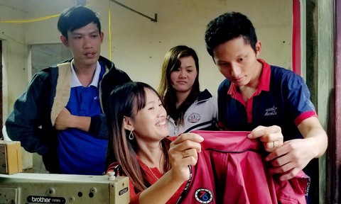 Xưởng may của những nụ cười kỳ lạ - Ảnh 2. Xưởng may của những nụ cười kỳ lạ - Ảnh 2.