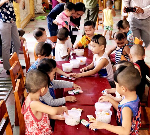 Đưa 11 trẻ mồ côi ở tịnh xá Ngọc Tuyền về trung tâm bảo trợ - Ảnh 1. Đưa 11 trẻ mồ côi ở tịnh xá Ngọc Tuyền về trung tâm bảo trợ - Ảnh 1.