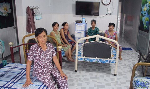 Chàng trai phát lương cho người nghèo - Ảnh 2. Chàng trai phát lương cho người nghèo - Ảnh 2.