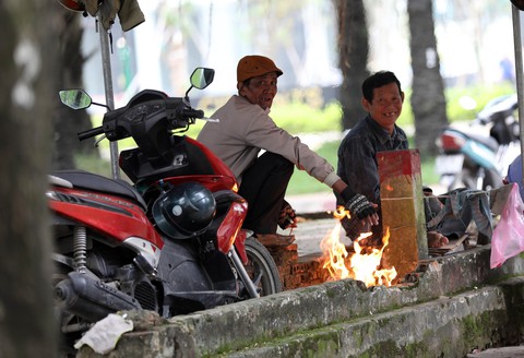 Cả nước lạnh, nhiều nơi dân phải cuốn chăn ra đường - Ảnh 4. Cả nước lạnh, nhiều nơi dân phải cuốn chăn ra đường - Ảnh 4.
