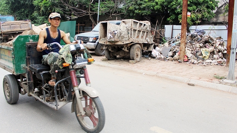 Hà Nội nhiều nơi rác thải tràn lan chất thành núi - Ảnh 4. Hà Nội nhiều nơi rác thải tràn lan chất thành núi - Ảnh 4.