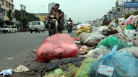 Hà Nội nhiều nơi rác thải tràn lan chất thành núi - Ảnh 5. Hà Nội nhiều nơi rác thải tràn lan chất thành núi - Ảnh 5.