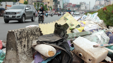 Hà Nội nhiều nơi rác thải tràn lan chất thành núi - Ảnh 6. Hà Nội nhiều nơi rác thải tràn lan chất thành núi - Ảnh 6.