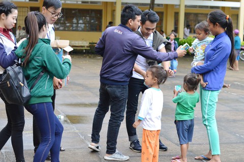 Dòng người tay xách nách mang về nhà với nụ cười tươi rói - Ảnh 8. Dòng người tay xách nách mang về nhà với nụ cười tươi rói - Ảnh 8.