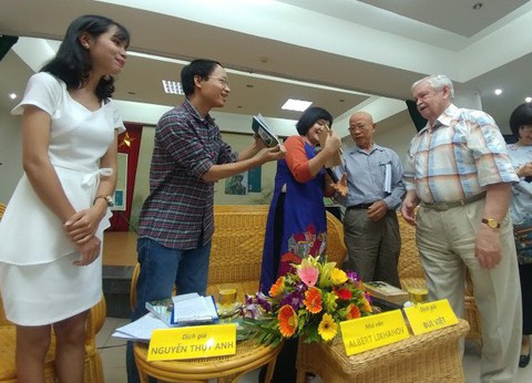 Vẫn còn những người nghiện sách Cầu Vồng - Ảnh 6. Vẫn còn những người nghiện sách Cầu Vồng - Ảnh 6.