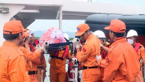 Đưa thi thể 2 ngư dân tàu cá Bình Định về bờ - Ảnh 1. Đưa thi thể 2 ngư dân tàu cá Bình Định về bờ - Ảnh 1.