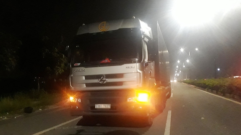 Xe container cán chết hai công nhân đi làm về - Ảnh 1. Xe container cán chết hai công nhân đi làm về - Ảnh 1.