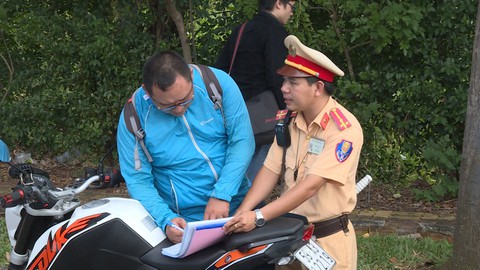 Cảnh sát Vũng Tàu mật phục bắt môtô khủng “quậy” - Ảnh 1. Cảnh sát Vũng Tàu mật phục bắt môtô khủng “quậy” - Ảnh 1.