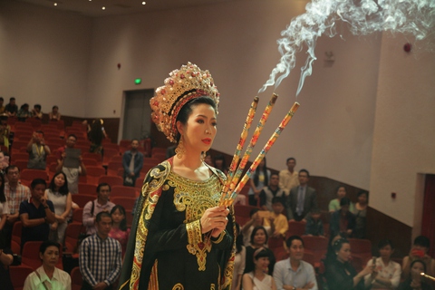 Sài Gòn cúng tổ sân khấu, lân trống rộn ràng - Ảnh 1. Sài Gòn cúng tổ sân khấu, lân trống rộn ràng - Ảnh 1.