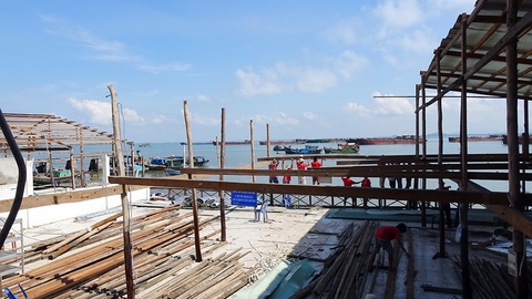 Nhà hàng lấn biển trái phép ở Vũng Tàu tự tháo dỡ - Ảnh 1. Nhà hàng lấn biển trái phép ở Vũng Tàu tự tháo dỡ - Ảnh 1.