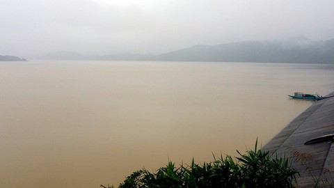Huế xả nước ứng phó bão số 13, cấm tàu thuyền trên sông Hương - Ảnh 1. Huế xả nước ứng phó bão số 13, cấm tàu thuyền trên sông Hương - Ảnh 1.