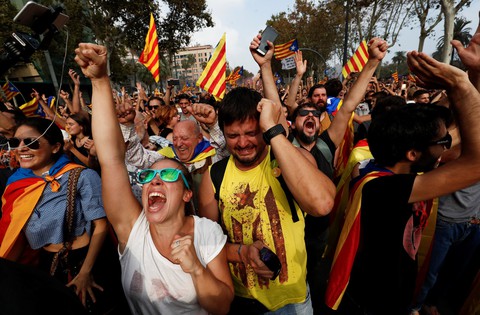 Những hình ảnh của buổi sáng chấn động ở xứ Catalan - Ảnh 10.