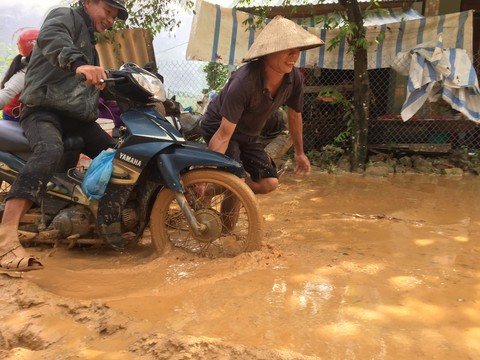 Hàng cứu trợ của bạn đọc Tuổi Trẻ đến vùng lũ Bắc Trà My - Ảnh 5. Hàng cứu trợ của bạn đọc Tuổi Trẻ đến vùng lũ Bắc Trà My - Ảnh 5.