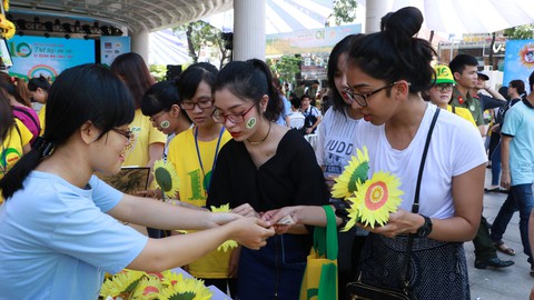 Sinh viên thức xuyên đêm, bán hàng gây quỹ vì em nhỏ - Ảnh 1. Sinh viên thức xuyên đêm, bán hàng gây quỹ vì em nhỏ - Ảnh 1.