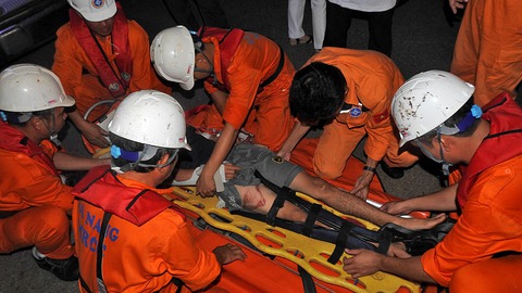 Đưa ngư dân gặp nạn vào bờ ngay trong đêm - Ảnh 2. Đưa ngư dân gặp nạn vào bờ ngay trong đêm - Ảnh 2.