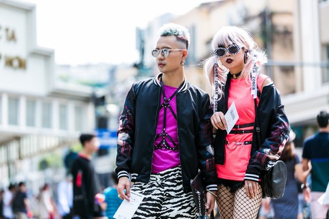 Thời trang đường phố độc lạ tại Vietnam International Fashion Week - Ảnh 2. Thời trang đường phố độc lạ tại Vietnam International Fashion Week - Ảnh 2.