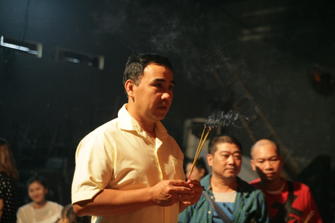Sài Gòn cúng tổ sân khấu, lân trống rộn ràng - Ảnh 10. Sài Gòn cúng tổ sân khấu, lân trống rộn ràng - Ảnh 10.