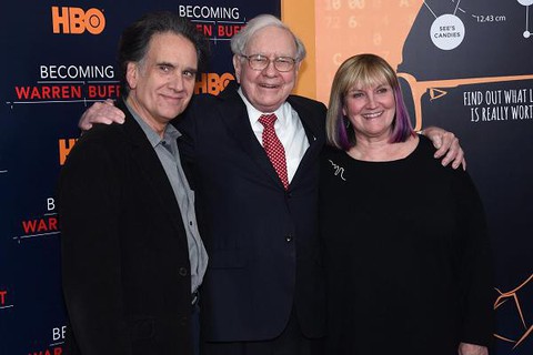 Michelle Obama, Warren Buffett và Bill Gates dạy con ra sao? - Ảnh 2. Michelle Obama, Warren Buffett và Bill Gates dạy con ra sao? - Ảnh 2.